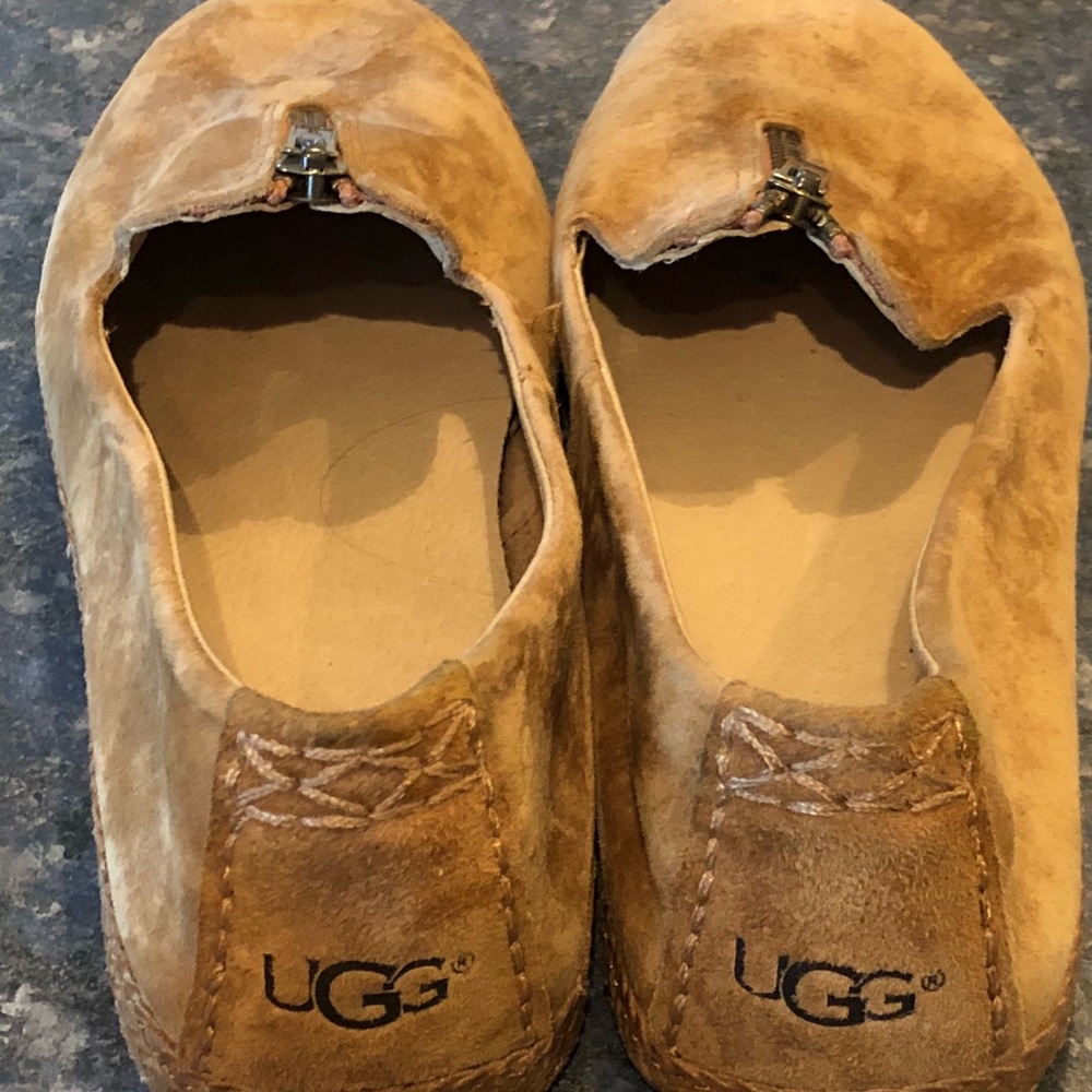 Ugg’s suede zippered loafer W8 great condition!